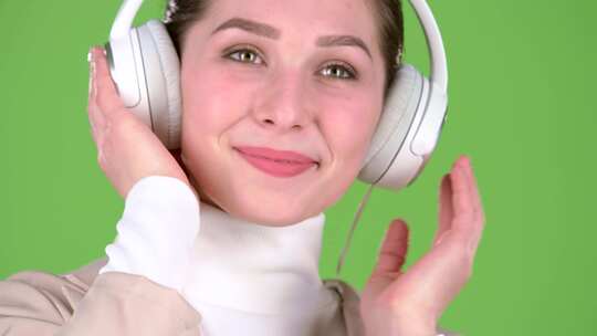 女孩在耳机里听悠扬的歌曲