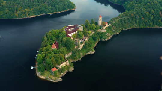 南波西米亚地区Zvikov城堡与传统红色屋顶河流和森林的鸟瞰图