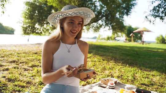 女人用筷子吃饭