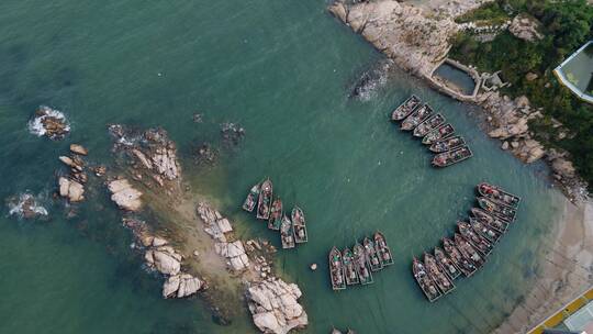 避风港中的小渔船