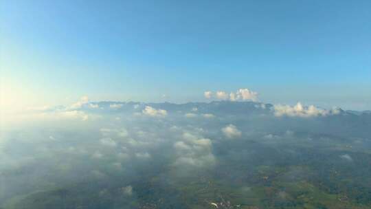 印度尼西亚Java萨拉曼村上空云层上飞行的鸟瞰图