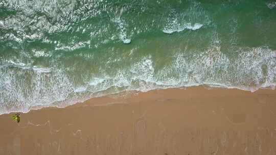 海浪拍沙滩 翻滚的海浪 波涛汹涌的海浪