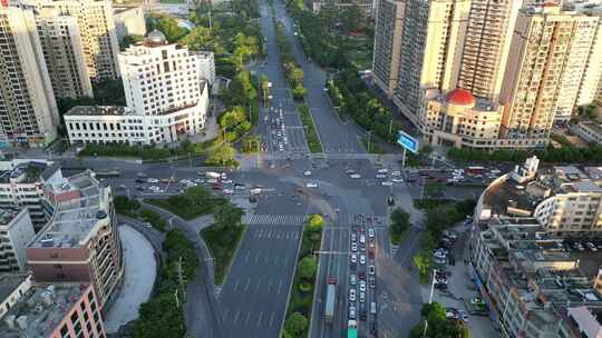 夕阳下的城市十字路口车流