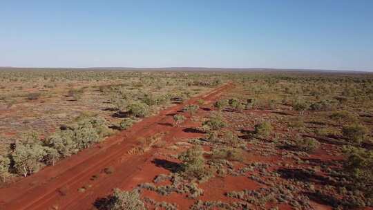 在澳大利亚内陆驾车穿越广阔沙漠景观的无人