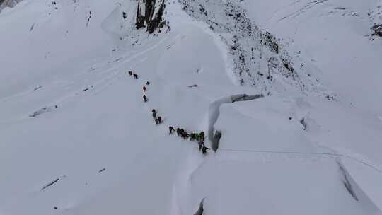 航拍攀登四川贡嘎山区贡巴峰雪山的登山者