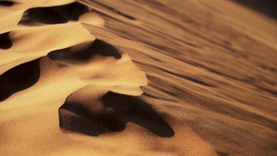 慢镜头升格沙漠沙丘上被风吹动的细沙
