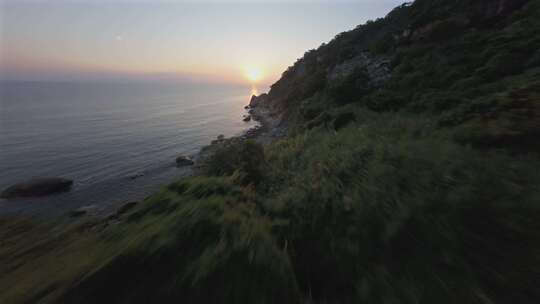 fpv航拍海浪拍打礁石穿越机海岸大海浪翻滚