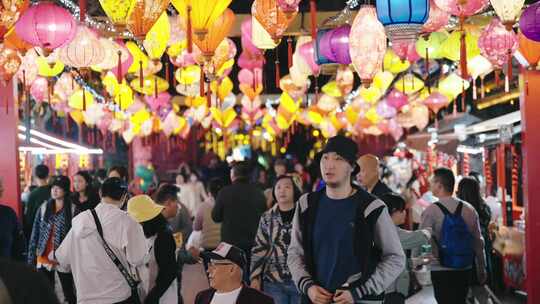 元宵节春节看灯笼的人群