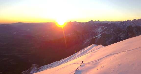 日落时分的阿尔卑斯山