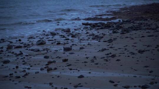 海边沙滩夜晚海边夜色海浪浪花拍打