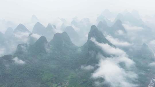 航拍广西桂林烟雨漓江水墨画