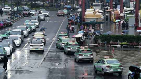 雨天车流公交车出租车