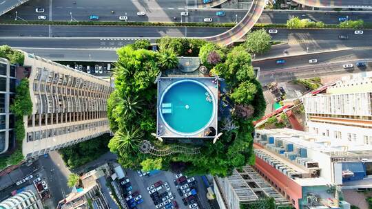 航拍贵州贵阳酒店楼顶的空中游泳池