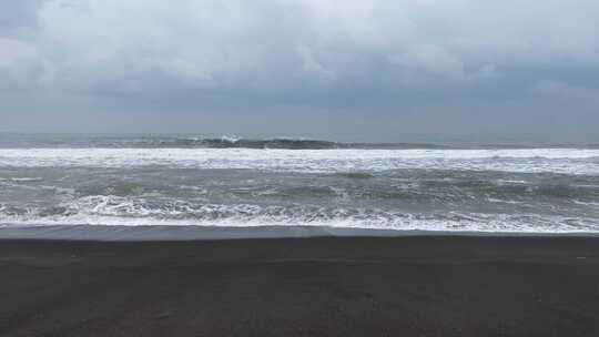印度尼西亚日惹海滩上的海浪视频素材模板下载