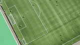 职业足球俱乐部在训练中射门的自上而下的空中镜头。高清在线视频素材下载