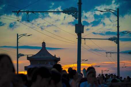 长江大桥桥头堡夕阳晚霞人流