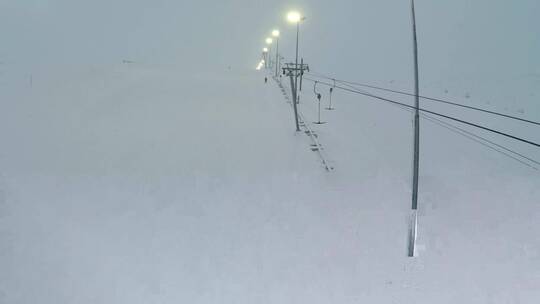 滑雪缆车上方的灯光