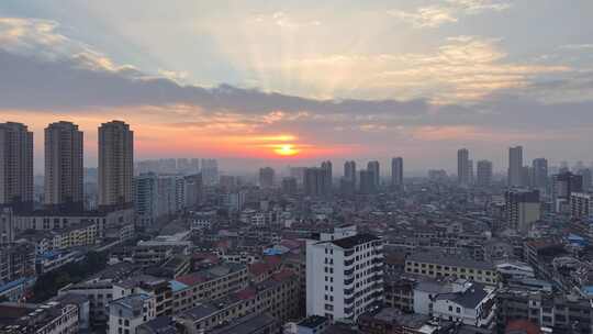 城市日出时分的高楼建筑全景