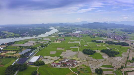 航拍村庄与河流