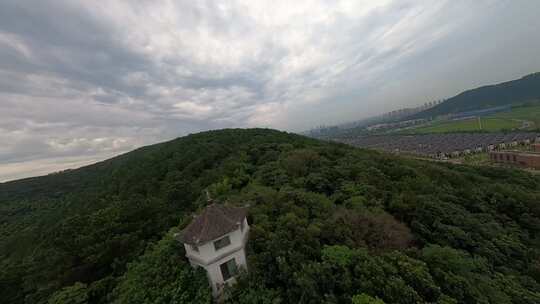 穿越机航拍无锡山飞山山上风景