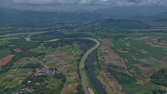 航拍乡村田野与河流景观