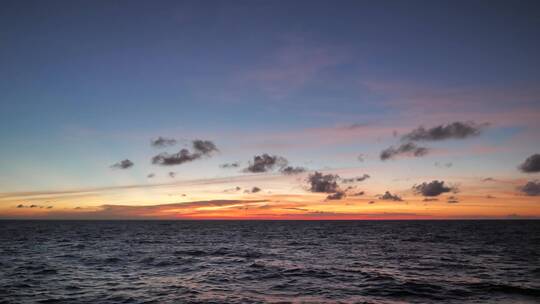 大海夕阳晚霞唯美大海航行