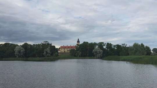 在河里乘船的景色