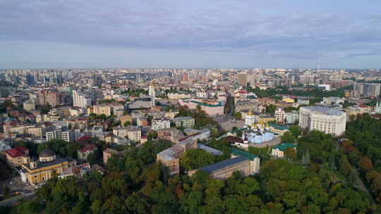 晴天鸟瞰美丽的基辅城市景观视频素材模板下载