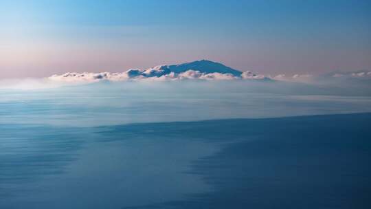 航拍雪山湖泊自然风景