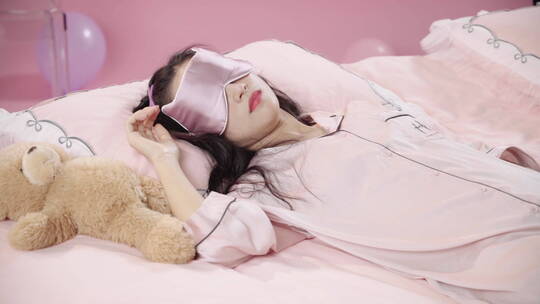 戴着眼罩睡觉的年轻女孩