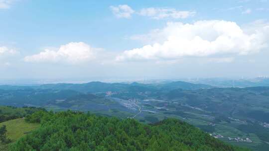 航拍蓝天白云绿水青山群山风电光伏4k