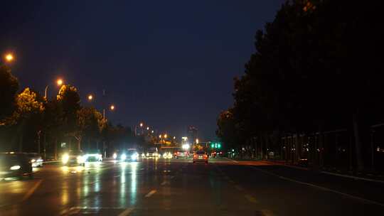 夜间开车行驶在城市道路夜晚城市车窗外风景