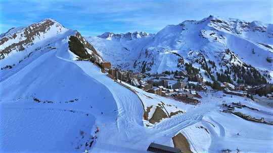 Avoriaz法国阿尔卑斯山滑雪村的高空