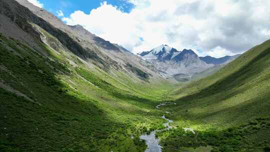 航拍横断山脉贡嘎山卫峰乌库楚雪山