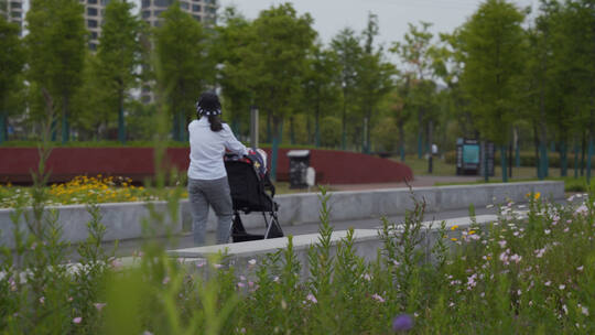 城市公园人群休闲散步玩耍人文镜头合集视频素材模板下载