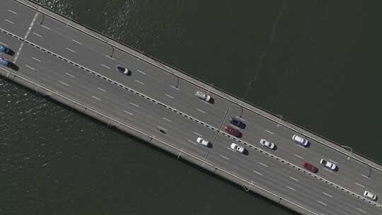 空中放大在黑暗的海水上直接越过库克船长桥的繁忙公路桥高速公路
