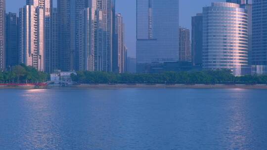 清晨的阳光照耀在珠江岸高楼建筑群玻璃幕墙