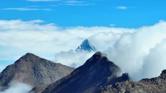 川西巴朗山垭口航拍四姑娘山幺妹峰云海风光