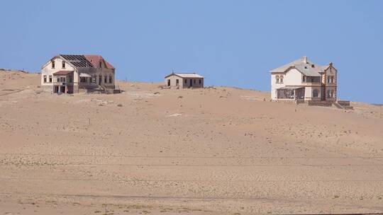 纳米比亚沙漠废弃建筑的镜头