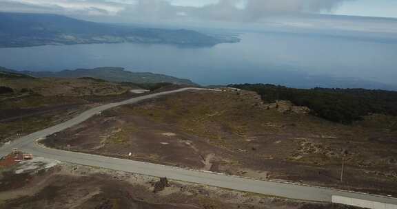 山上锯齿形道路的无人机视图