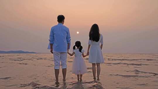 一家人海边散步 海边奔跑 幸福一家人