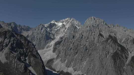 4K航拍云南丽江玉龙雪山大峡谷