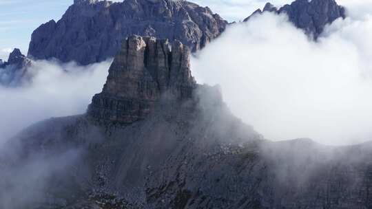 意大利多洛米蒂的托雷迪托布林山峰，空中特写视频素材模板下载
