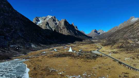 高山湖泊间蜿蜒道路的自然风光