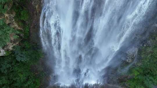 青山绿水大型瀑布