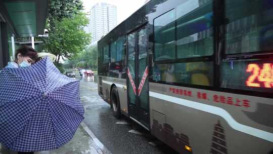 西安大雨路面积水