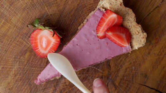 一块美味的草莓芝士蛋糕视频素材模板下载
