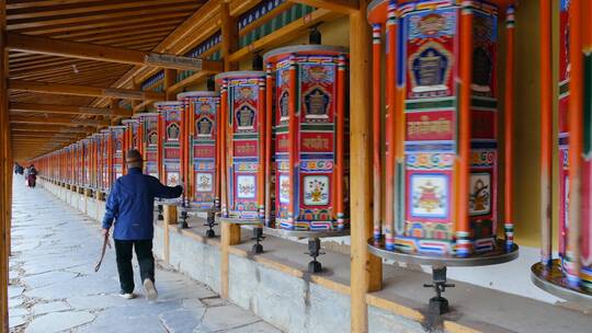 甘肃甘南夏河县拉卜楞寺转经筒长廊视频素材模板下载