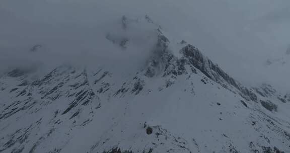 西藏林芝地区墨脱县多雄拉雪山高空航拍