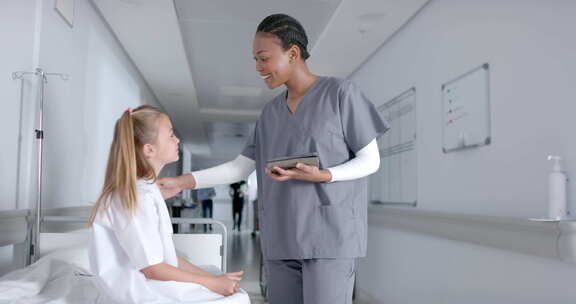 护士和年轻女孩在医院环境中